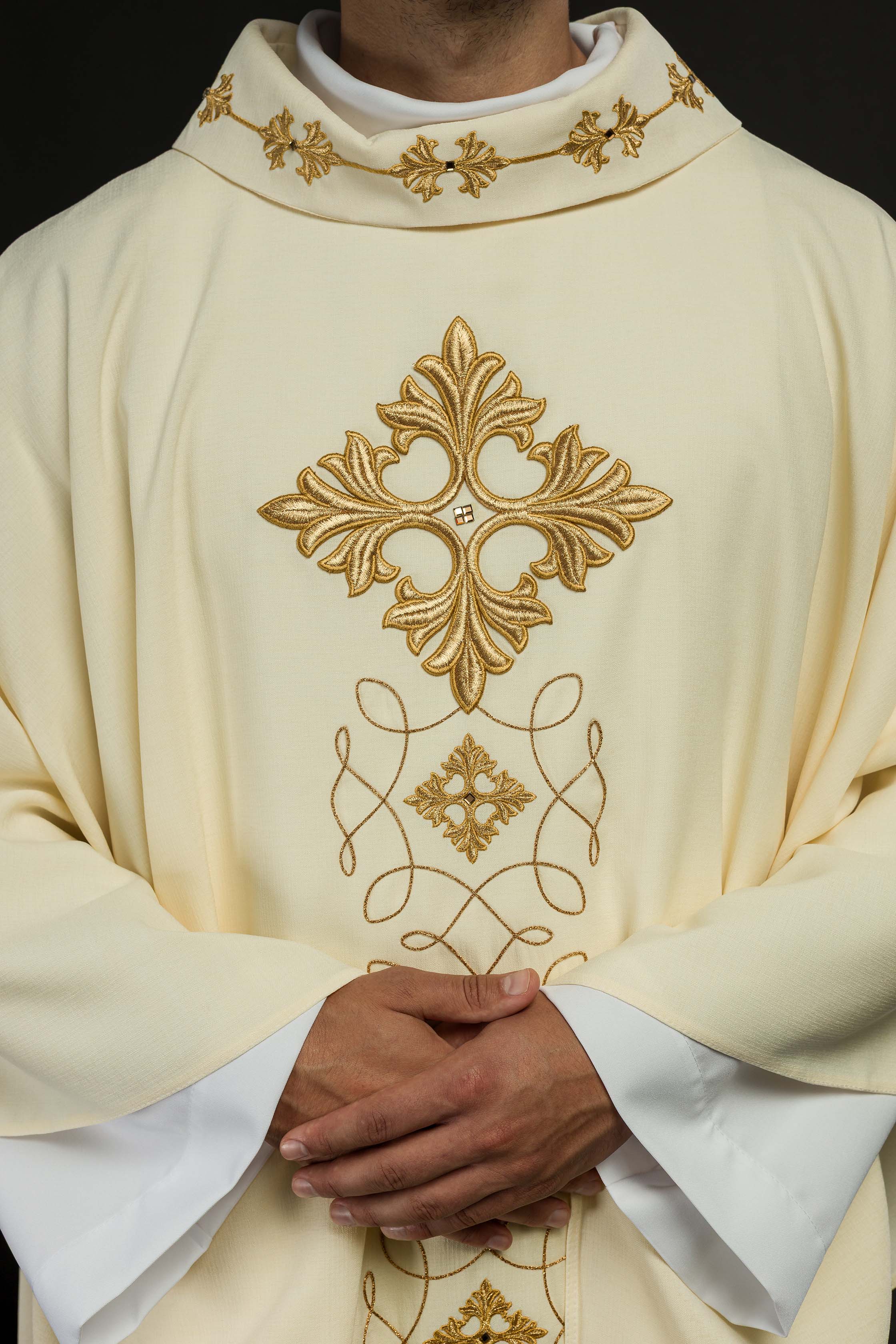 Ivory chasuble with embroidery inspired by rosary - Image 3