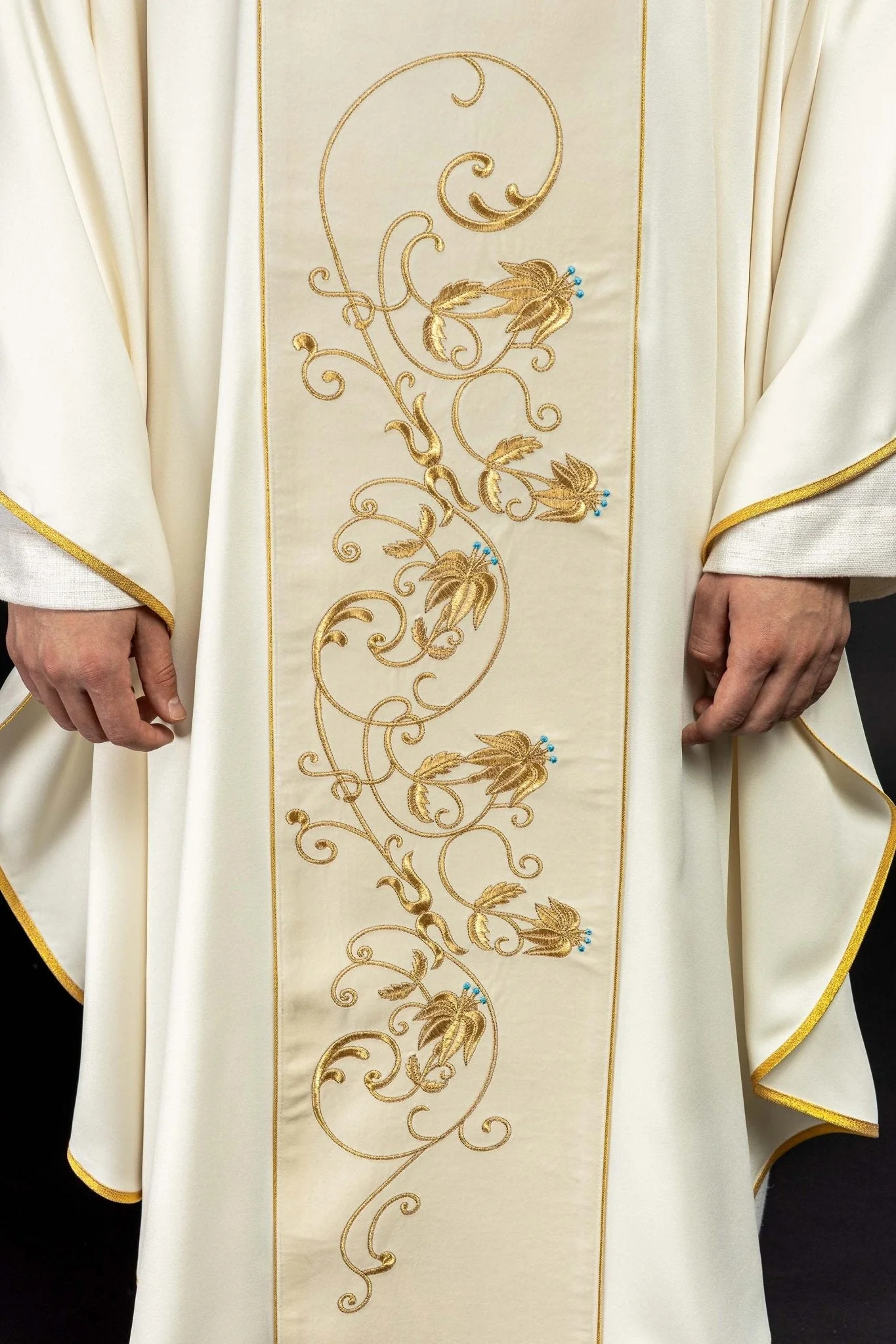 Liturgical Marian Chasuble with a velvet belt in ecru - Image 4