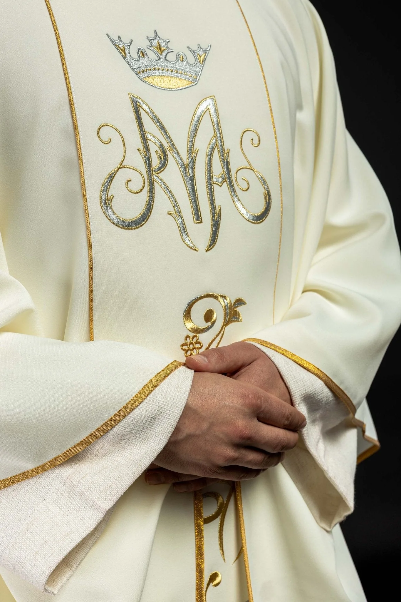 Marian liturgical chasuble with an embroidered belt in ecru - Image 4