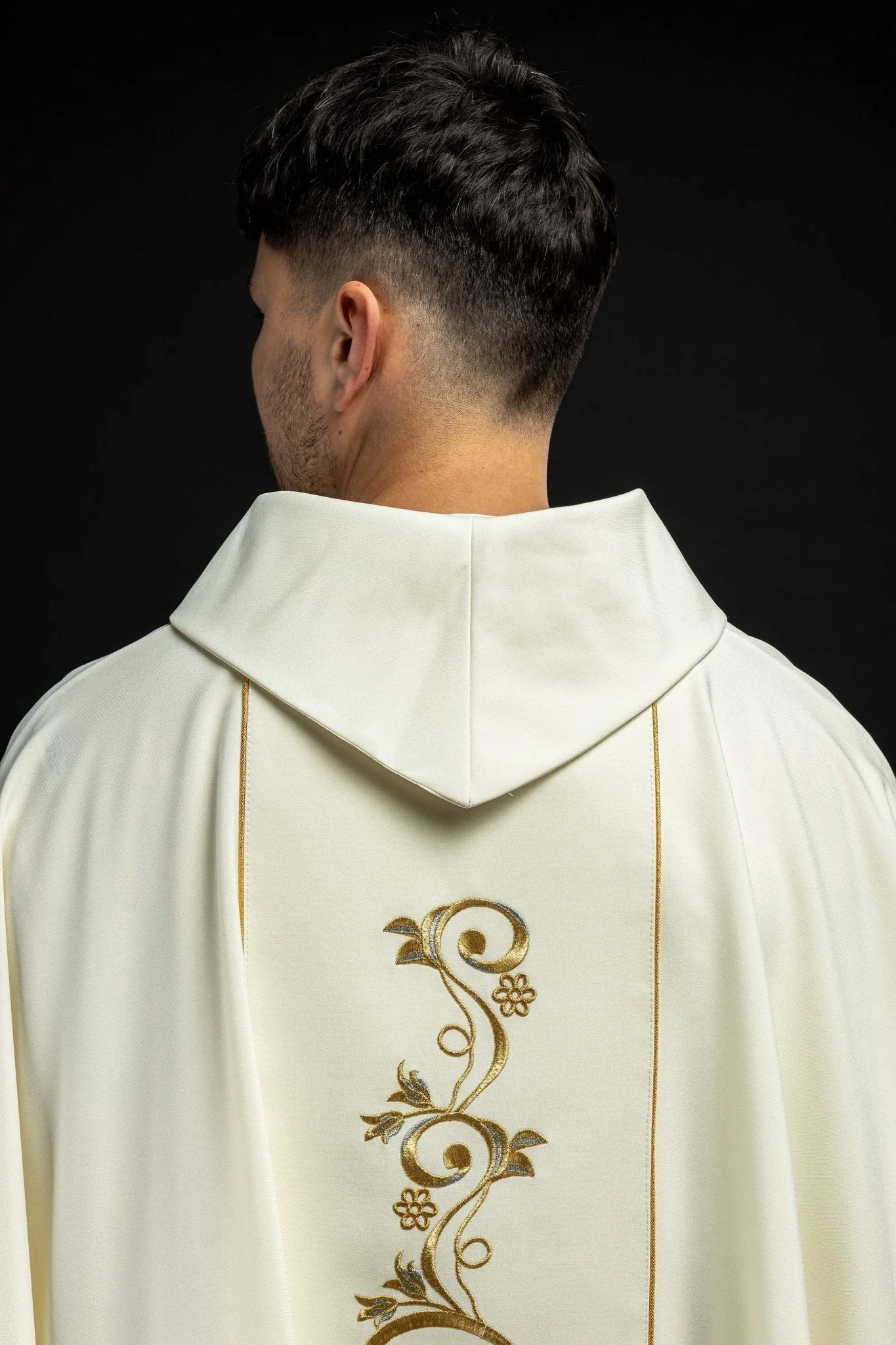 Marian liturgical chasuble with an embroidered belt in ecru - Image 5