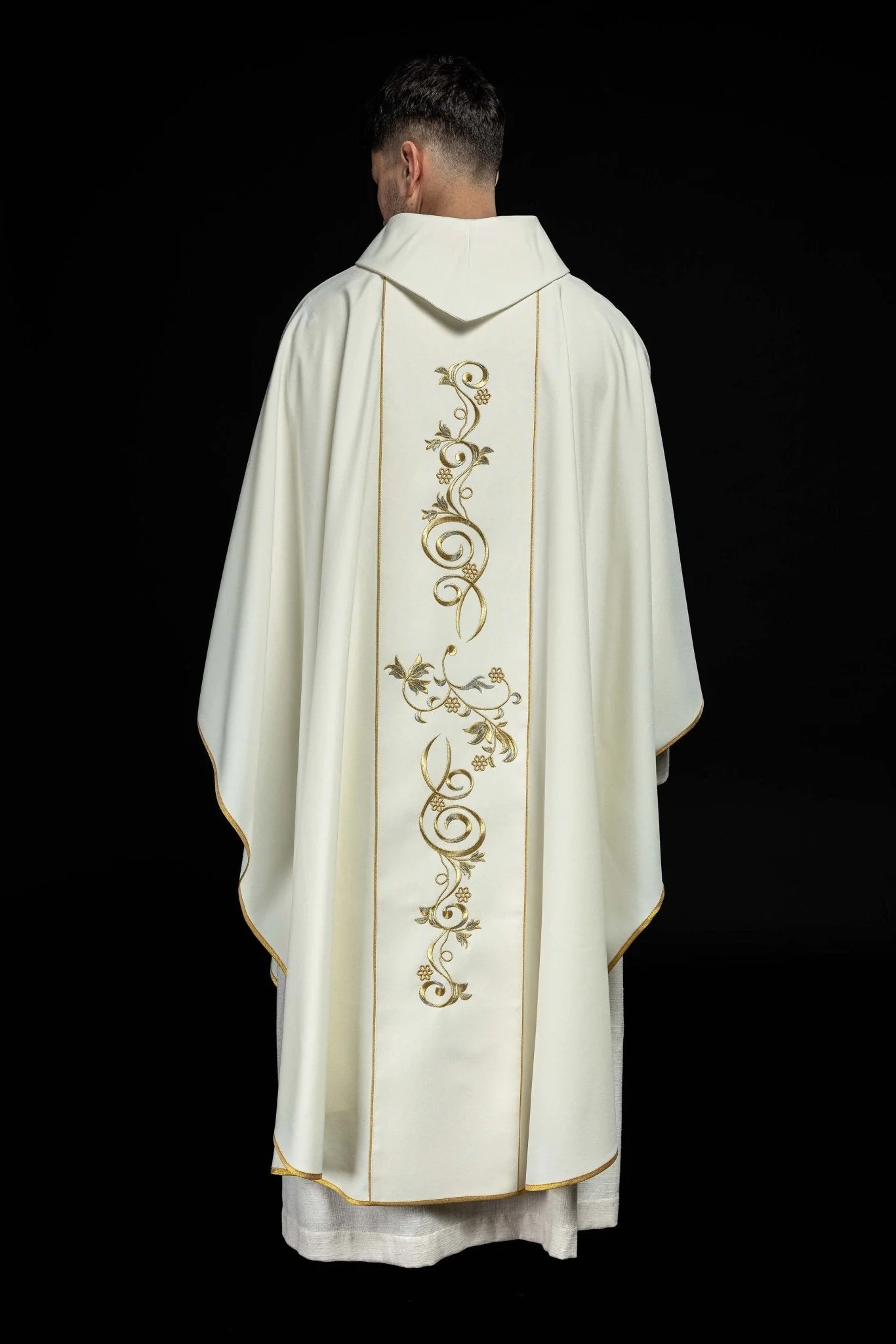 Marian liturgical chasuble with an embroidered belt in ecru - Image 6