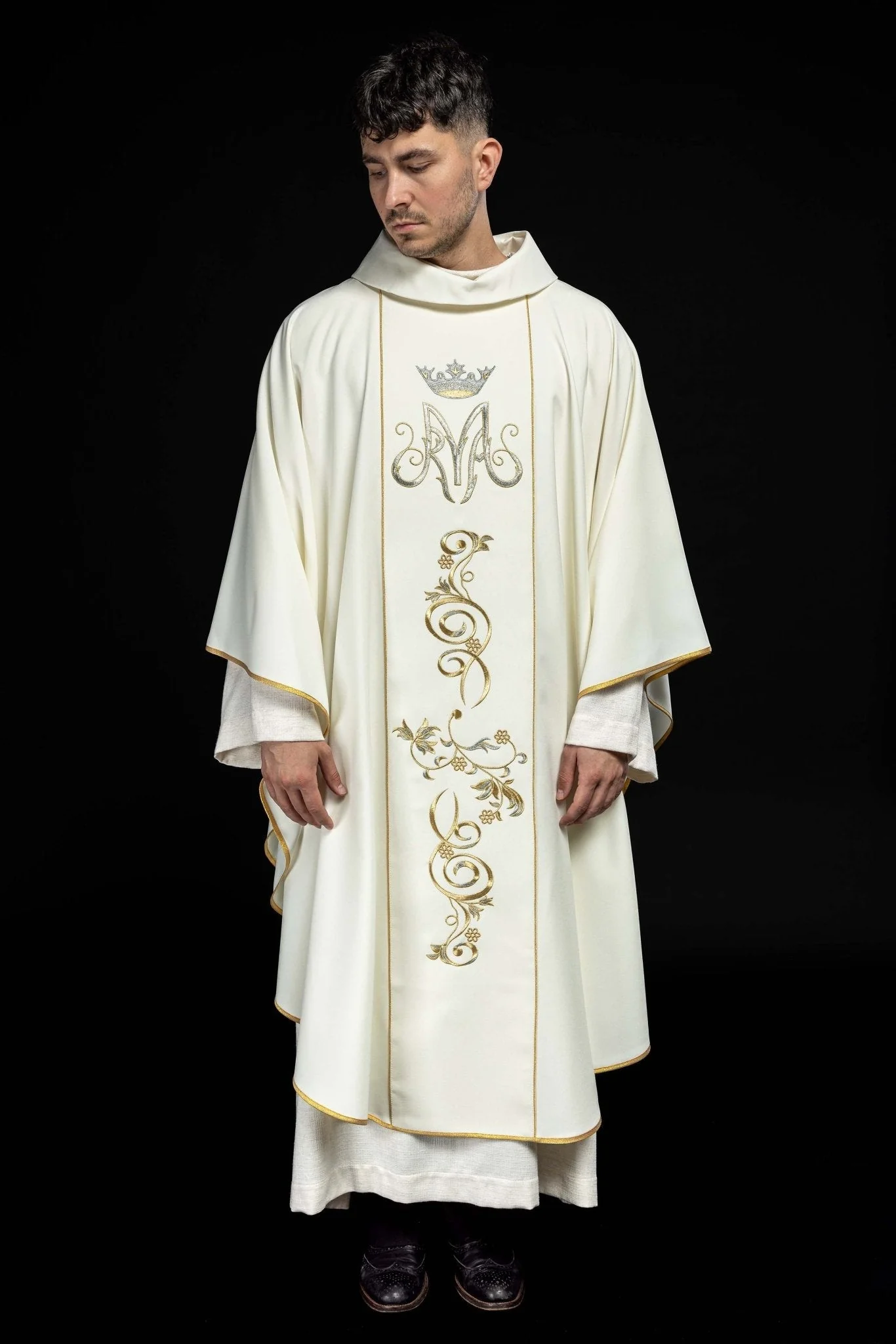 Marian liturgical chasuble with an embroidered belt in ecru - Image 7