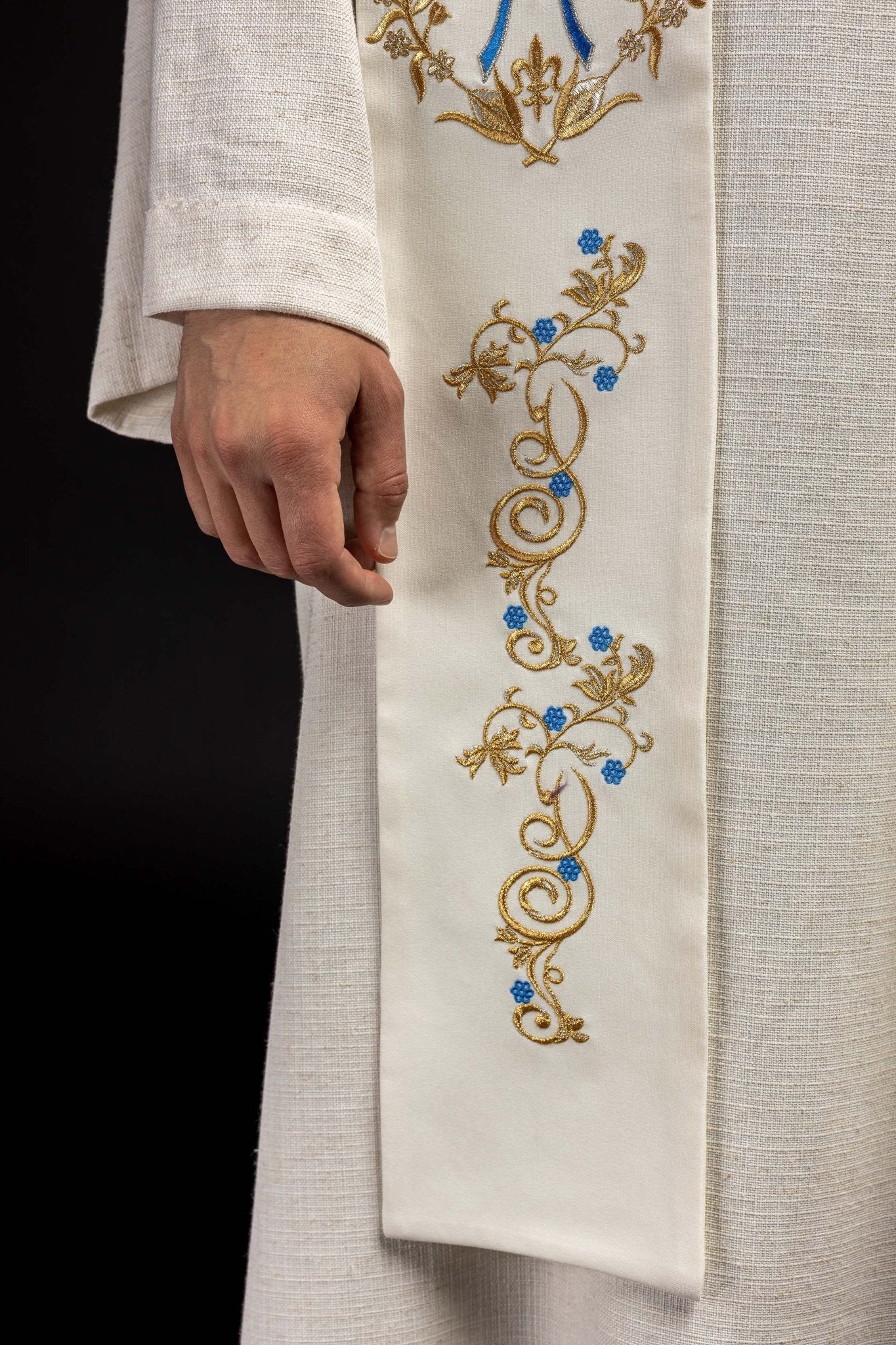 Marian stole richly embroidered - Image 4