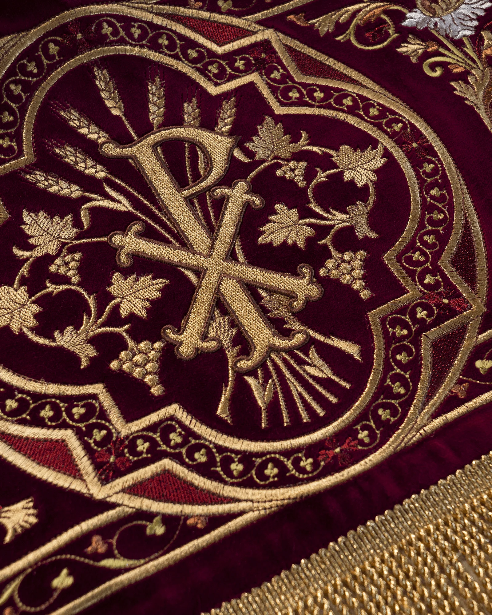 Processional canopy for Corpus Christi made of maroon velvet - Image 6
