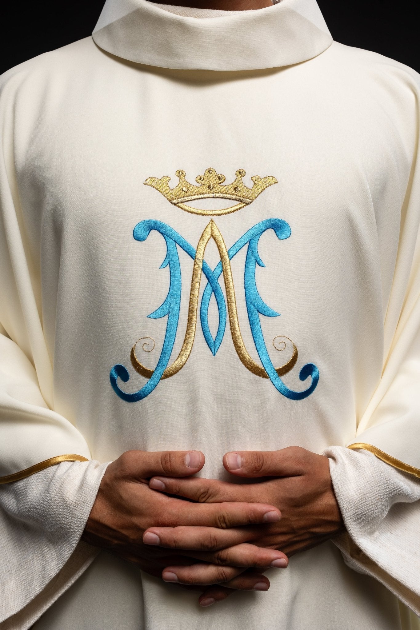 Ecru chasuble embroidered with a Marian motif - Image 3
