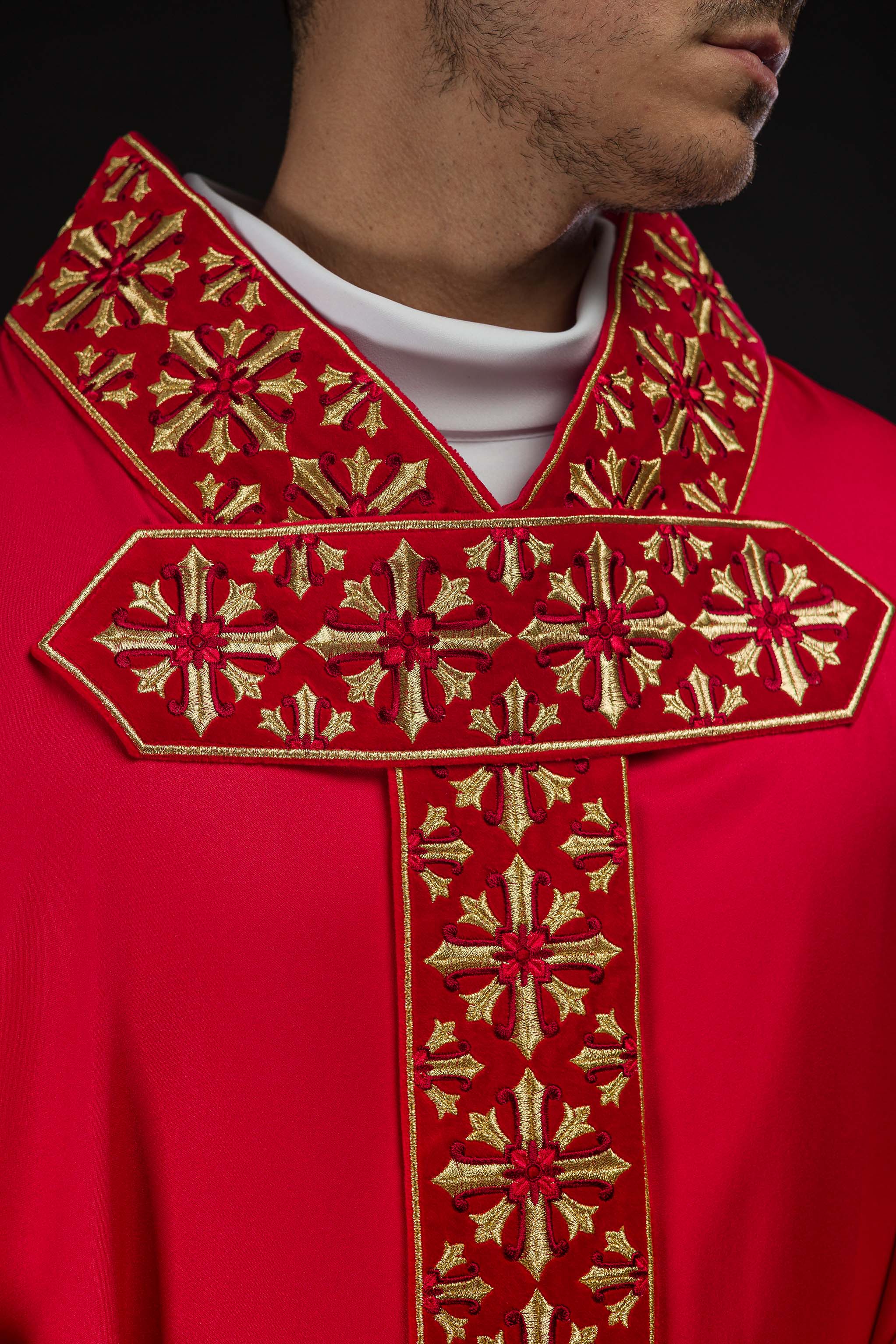 Red chasuble with cross neck and shiny embroidery - Image 3
