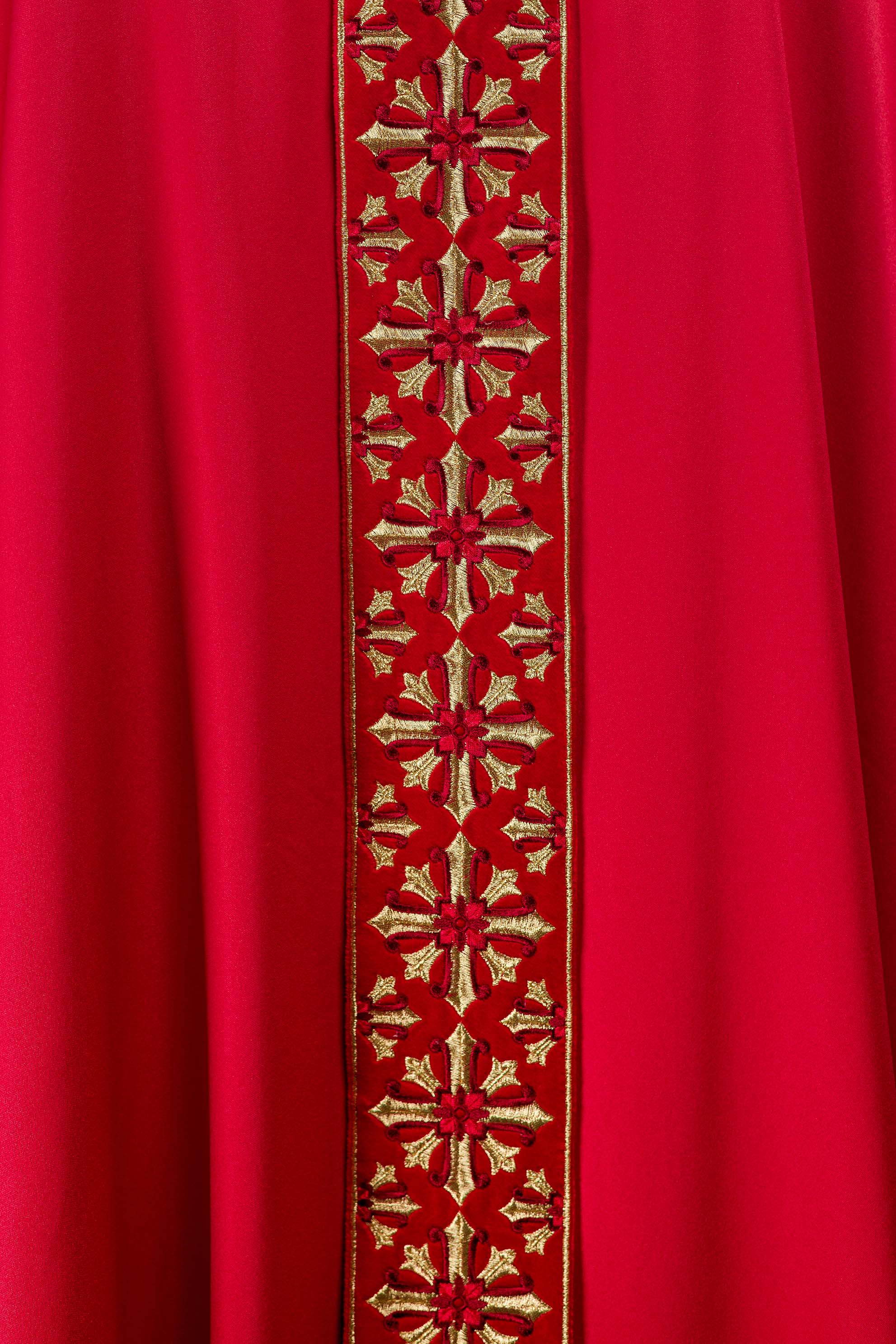 Red chasuble with cross neck and shiny embroidery - Image 4