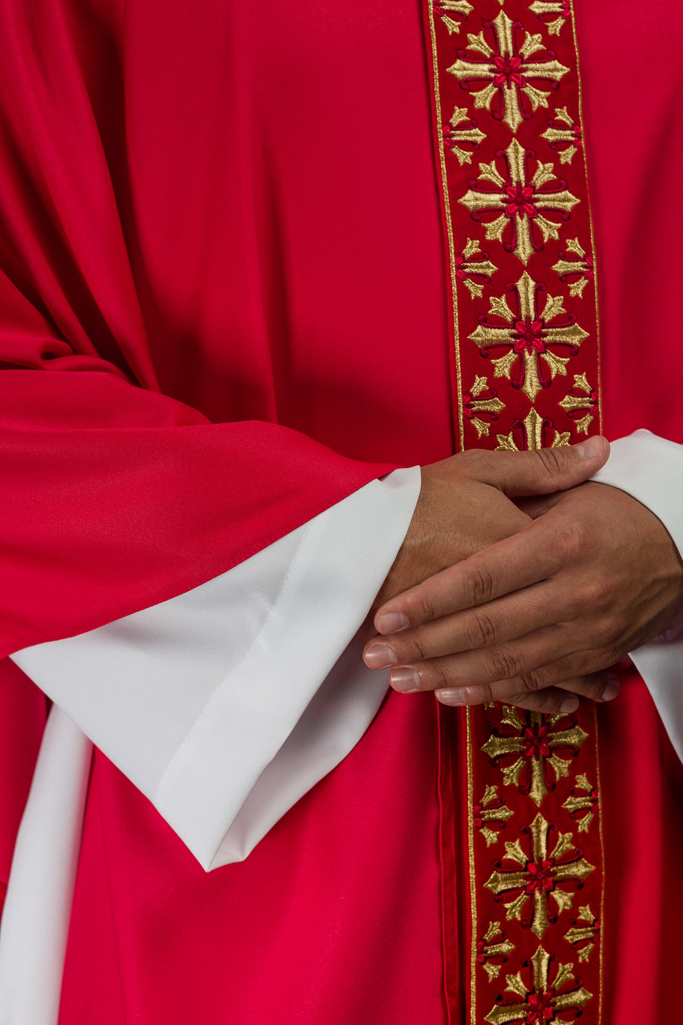 Red chasuble with cross neck and shiny embroidery - Image 5