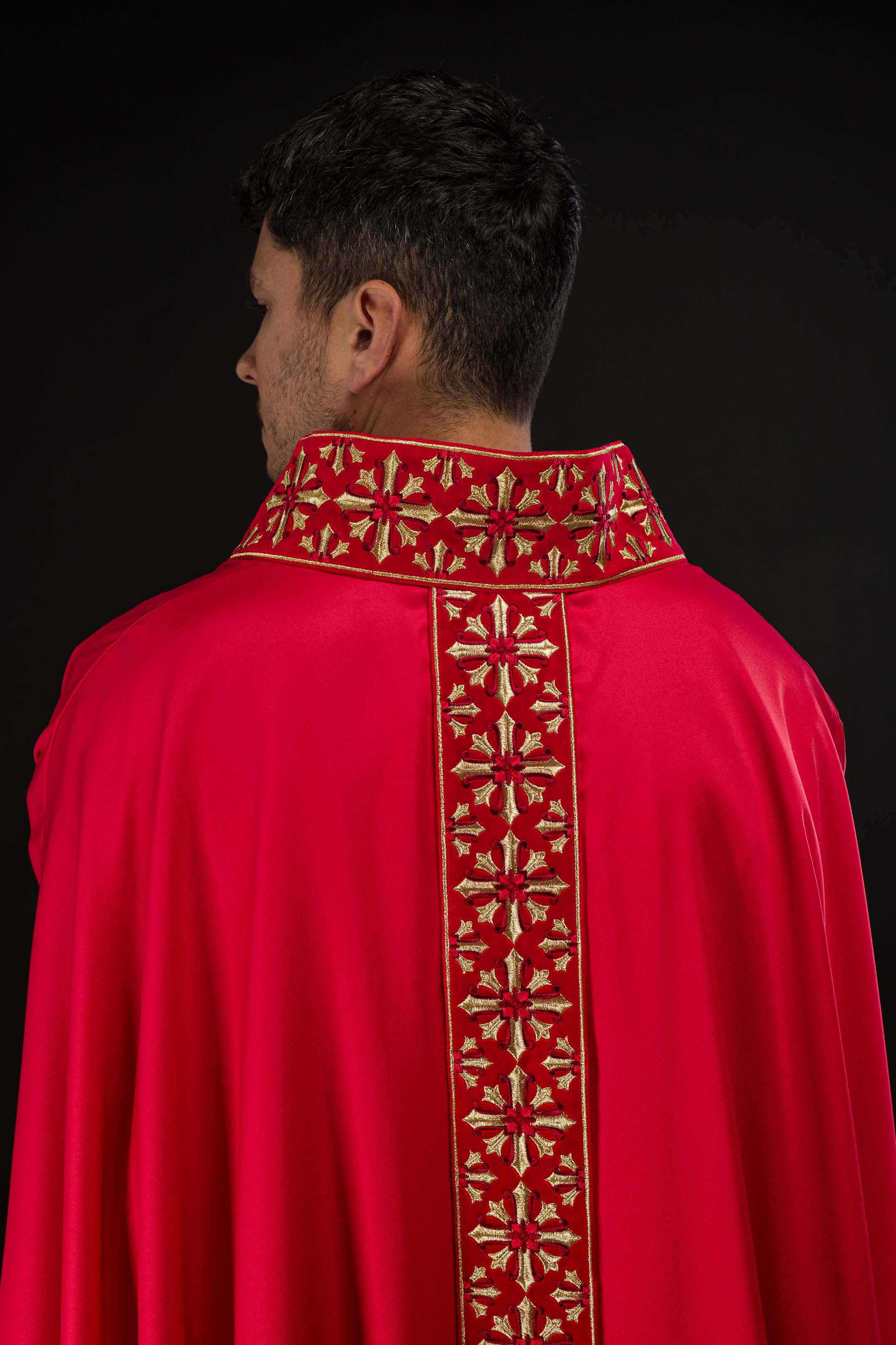 Red chasuble with cross neck and shiny embroidery - Image 6