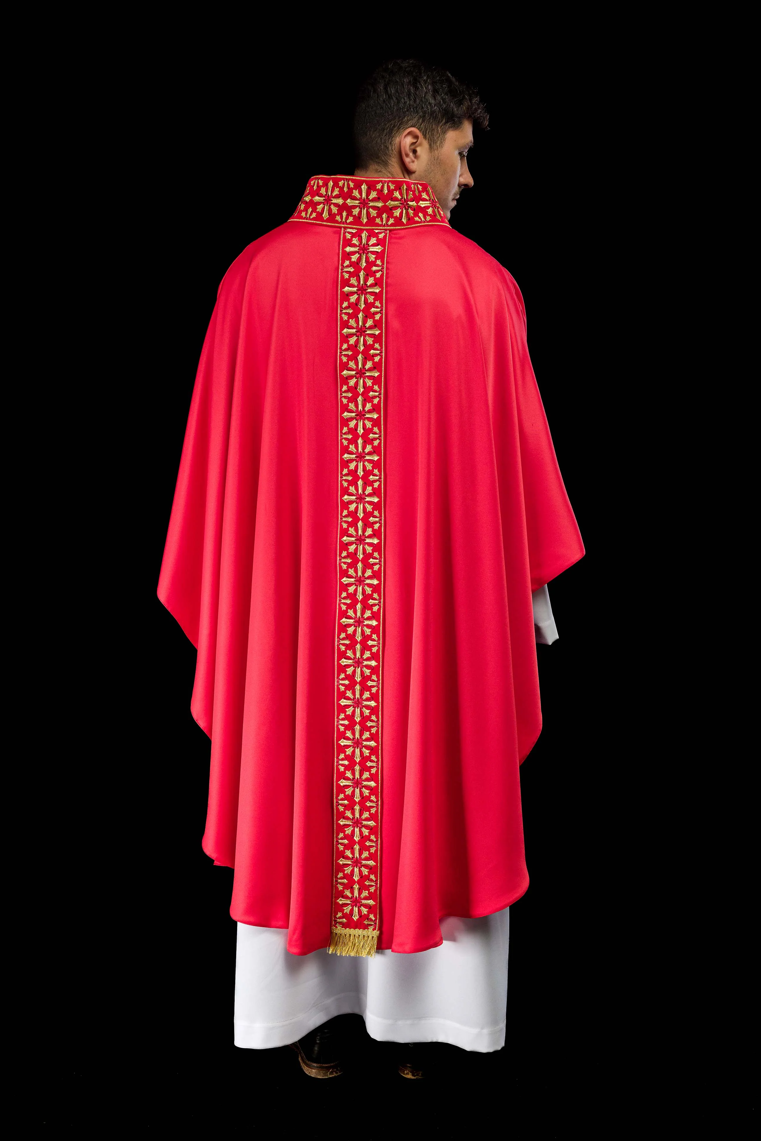 Red chasuble with cross neck and shiny embroidery - Image 7