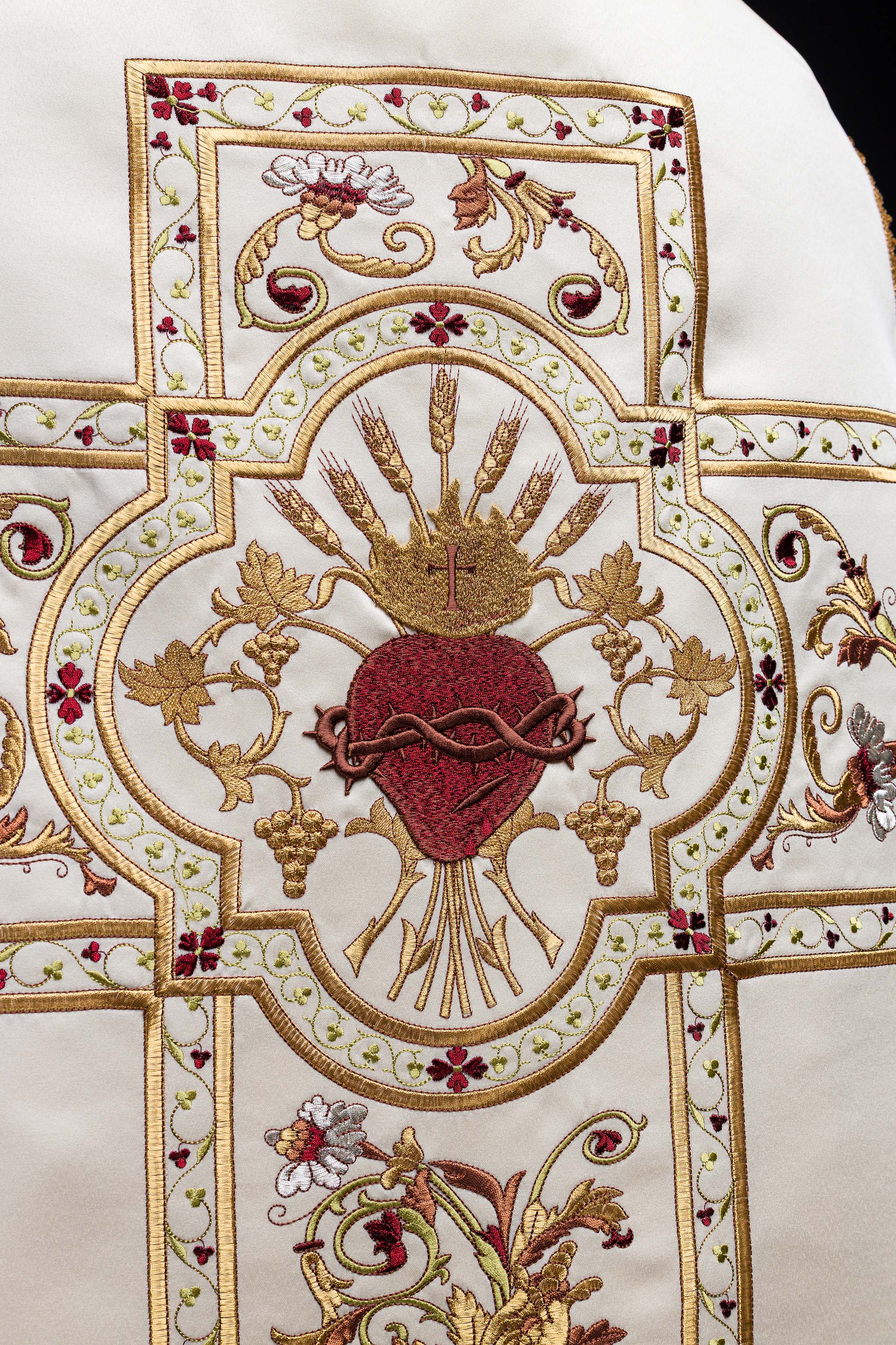 Roman Chasuble embroidered with the Sacred Heart of Jesus in ecru - Image 5