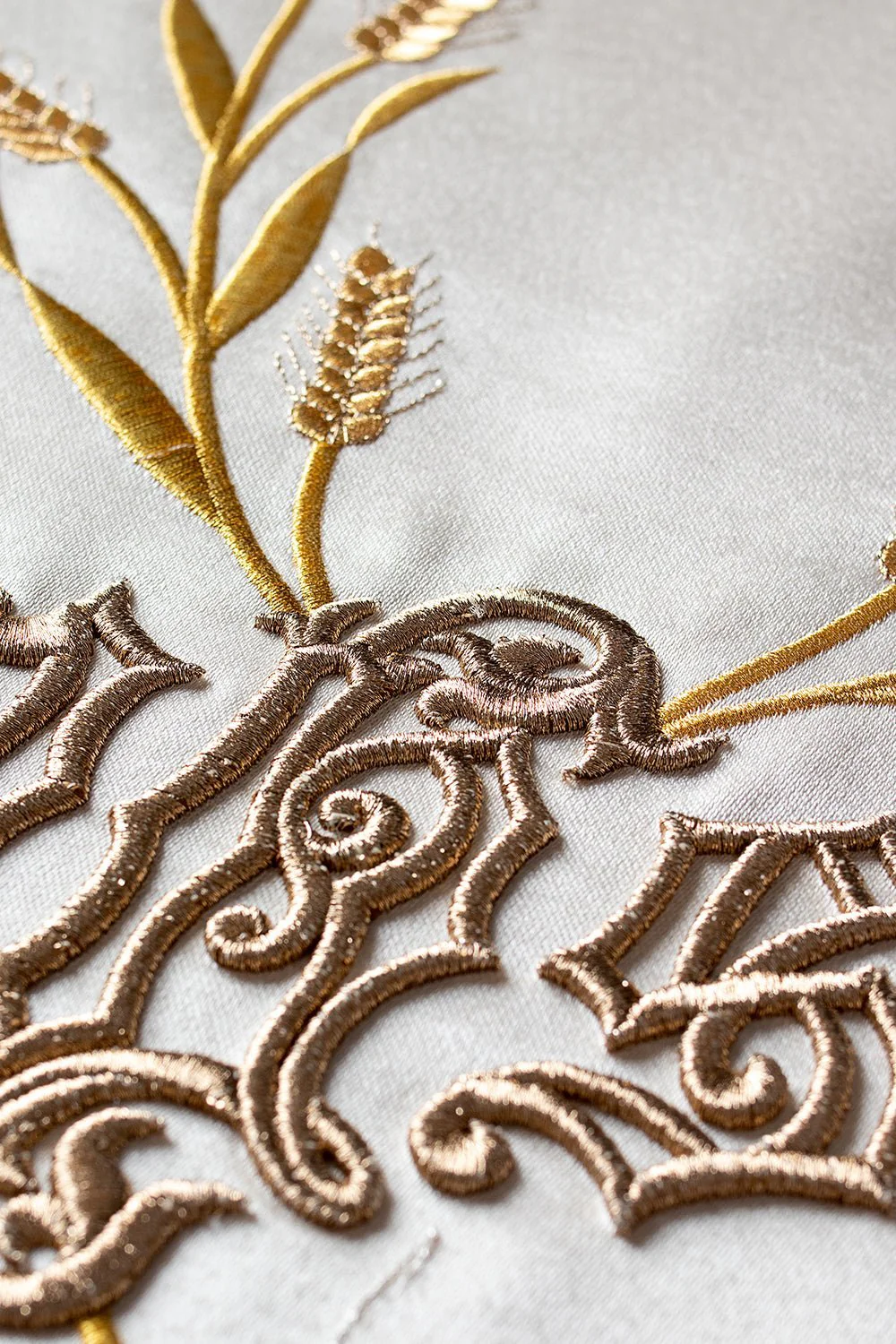 Roman Chasuble IHS with the motif of ears of wheat and grapes in ecru - Image 3