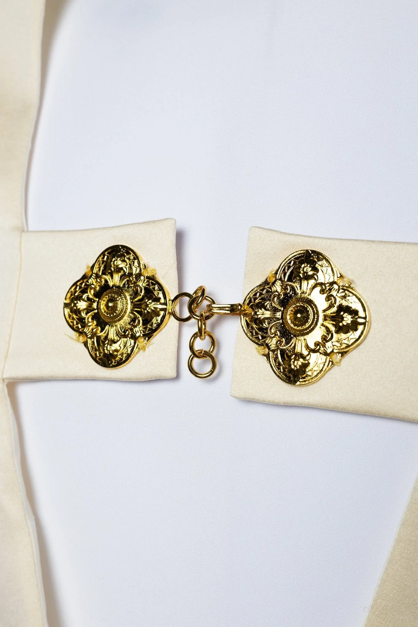 Veil with embroidered cross in ecru color - Image 3